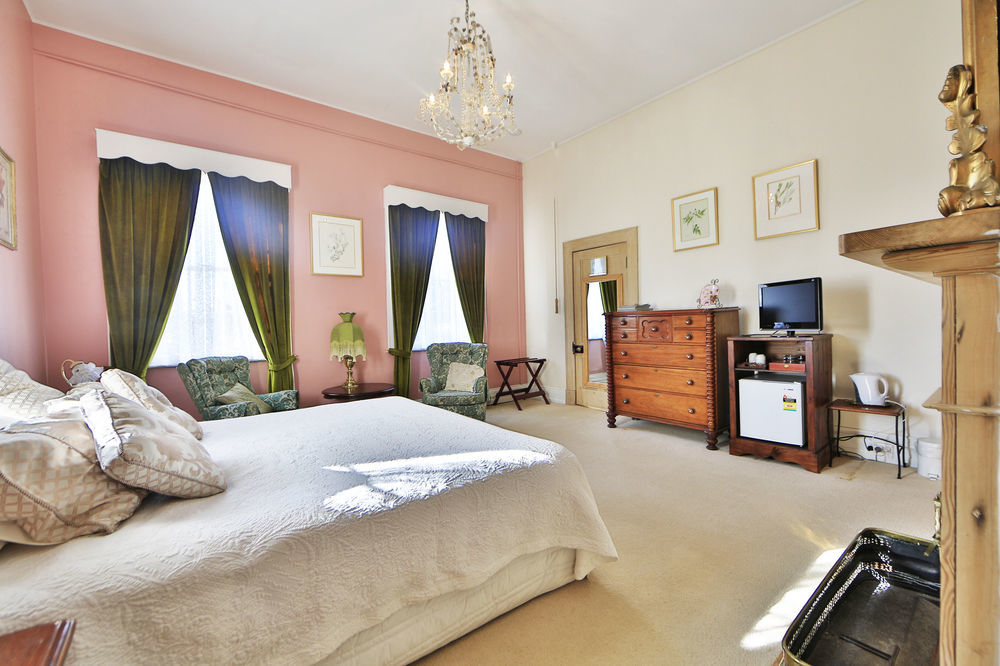 The Racecourse Inn Longford 외부 사진